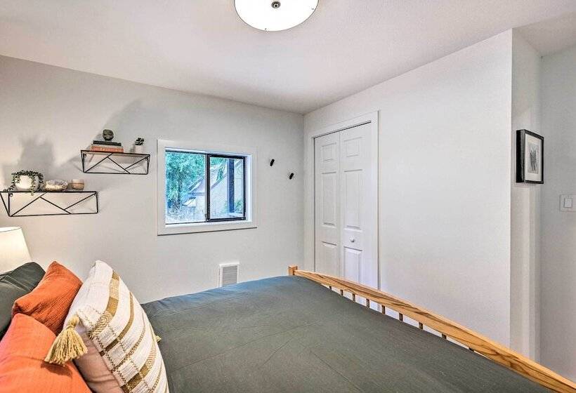 Remodeled Skykomish Escape W/ Loft + Hot Tub!