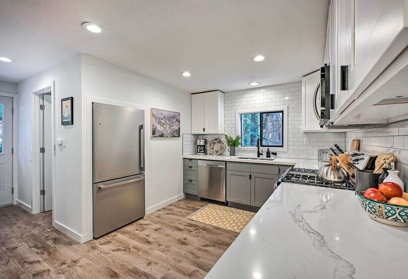 Remodeled Skykomish Escape W/ Loft + Hot Tub!