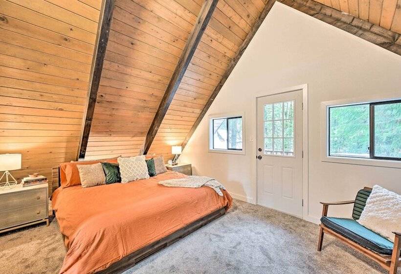 Remodeled Skykomish Escape W/ Loft + Hot Tub!