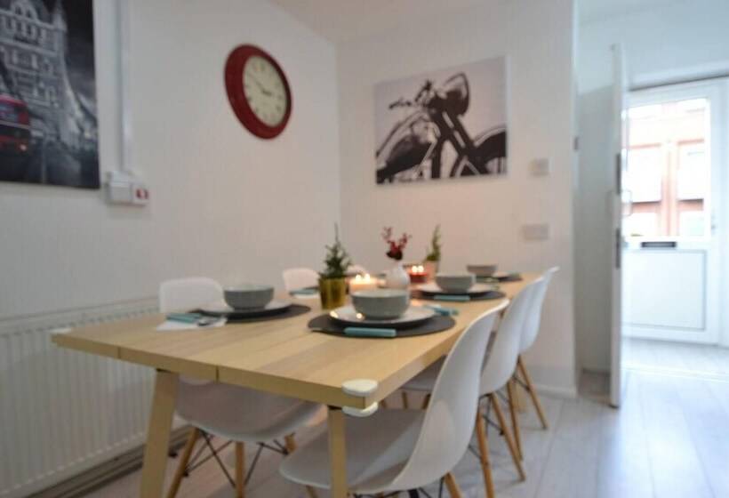 레지던스 Charming 5 Bed House In City Center And Car Park