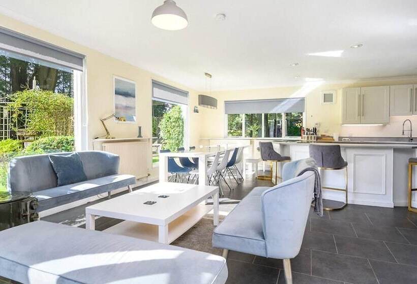 레지던스 Lovely 6 Bed Country House With Pool, Nr Arbroath