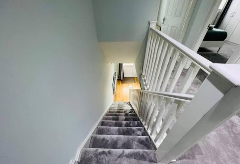 住所  Overbury Lodge, Birmingham With Free Parking