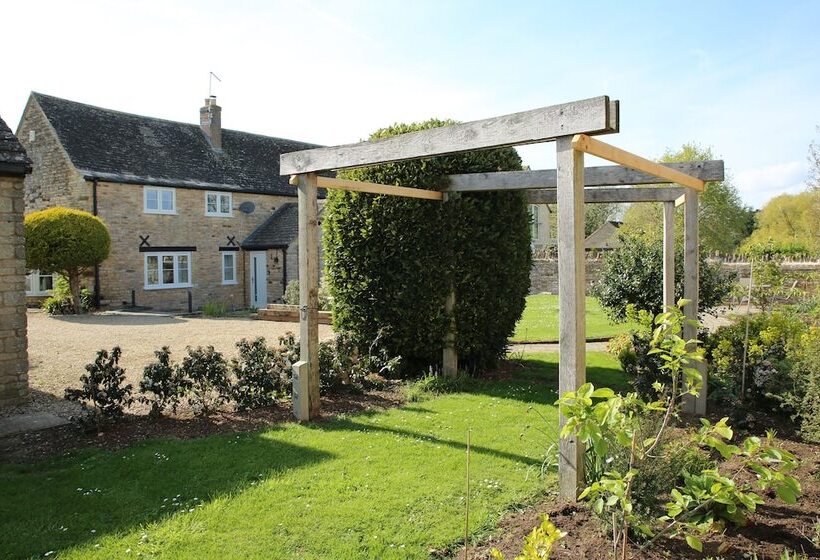 Резиденция Remarkable 3 Bed House In Easton On The Hill