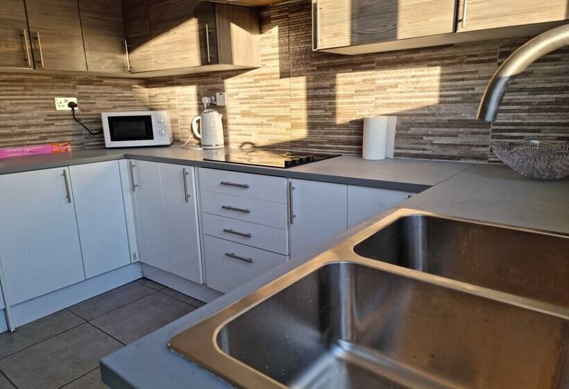 住所  Remarkable 5 Bed House In Basildon