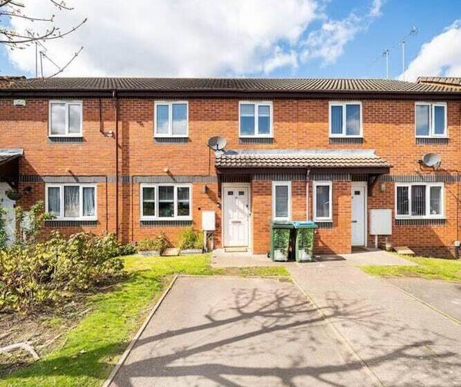 اقامتگاه Spacious 3 Bed House Garden Parking Wifi Smart Tv