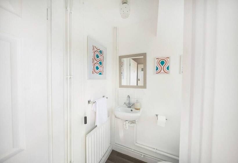 اقامتگاه Spacious 3 Bed House Garden Parking Wifi Smart Tv