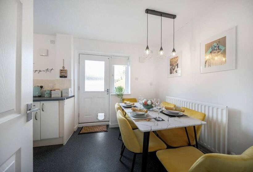 דירת נופש Spacious 3 Bed House Garden Parking Wifi Smart Tv