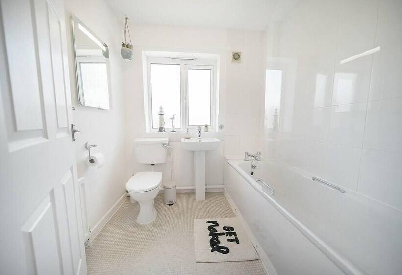 اقامتگاه Spacious 3 Bed House Garden Parking Wifi Smart Tv