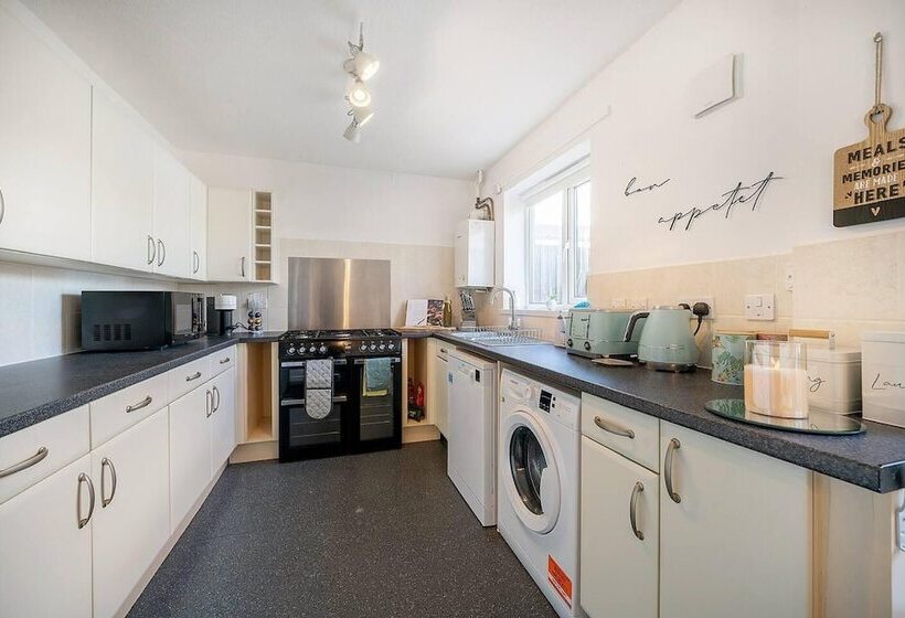 דירת נופש Spacious 3 Bed House Garden Parking Wifi Smart Tv