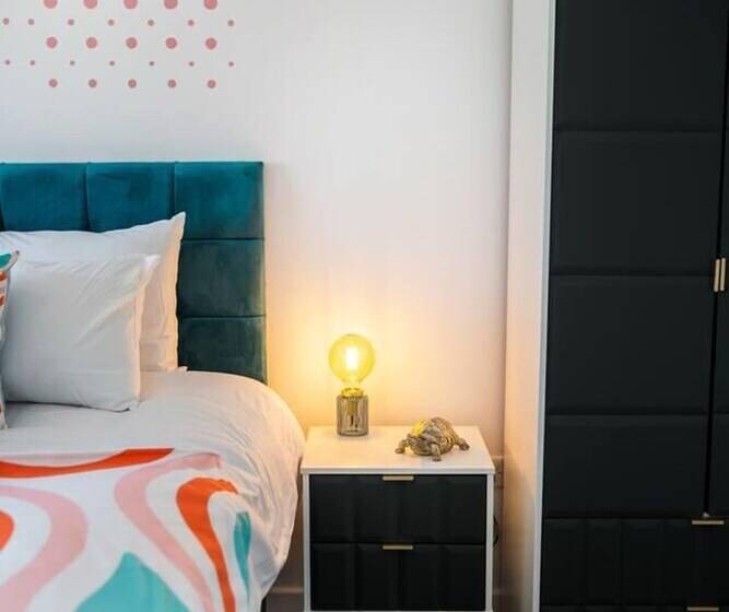 דירת נופש Spacious 3 Bed House Garden Parking Wifi Smart Tv