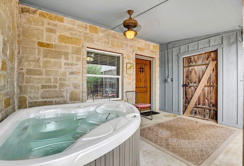 Romantic Oasis With Hot Tub Near Fred And Wineries!
