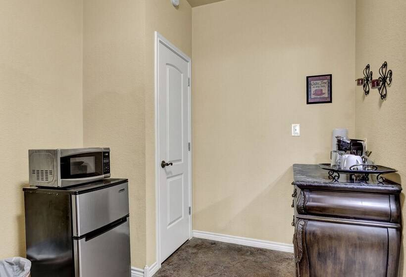 Romantic Oasis With Hot Tub Near Fred And Wineries!