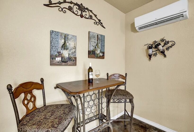 Romantic Oasis With Hot Tub Near Fred And Wineries!