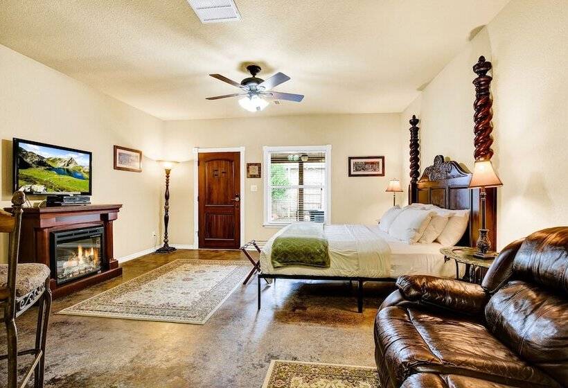 Romantic Oasis With Hot Tub Near Fred And Wineries!