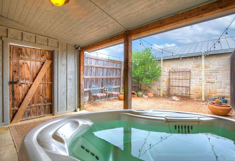 Romantic Oasis With Hot Tub Near Fred And Wineries!
