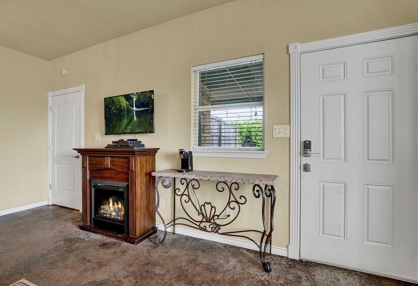 Romantic Private Cabin With Hot Tub 10 Mins To Fred!