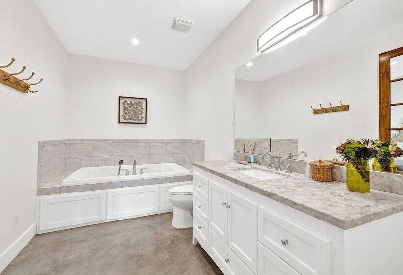 Schubert Inn Suite A With Pool Grill   2blks To Main