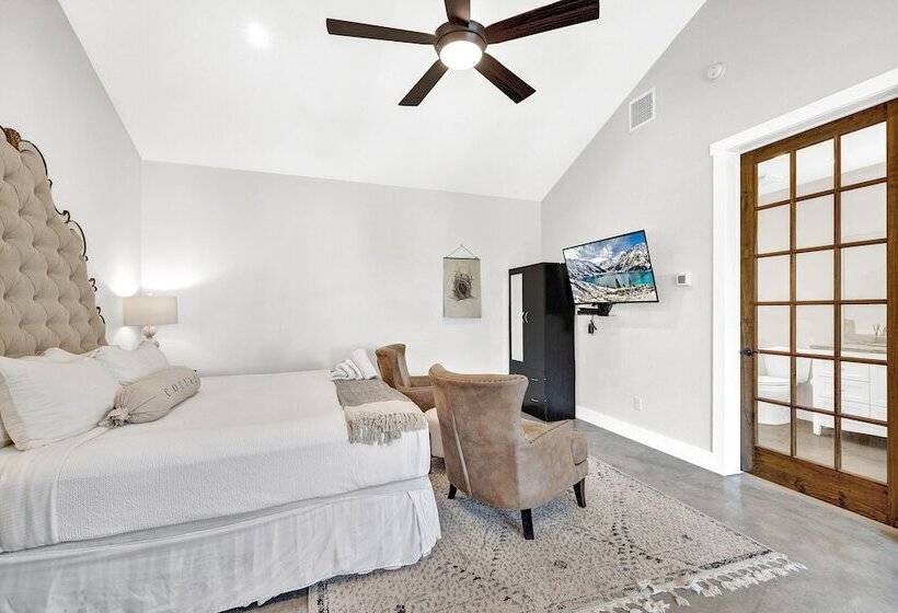 Schubert Inn Suite A With Pool Grill   2blks To Main