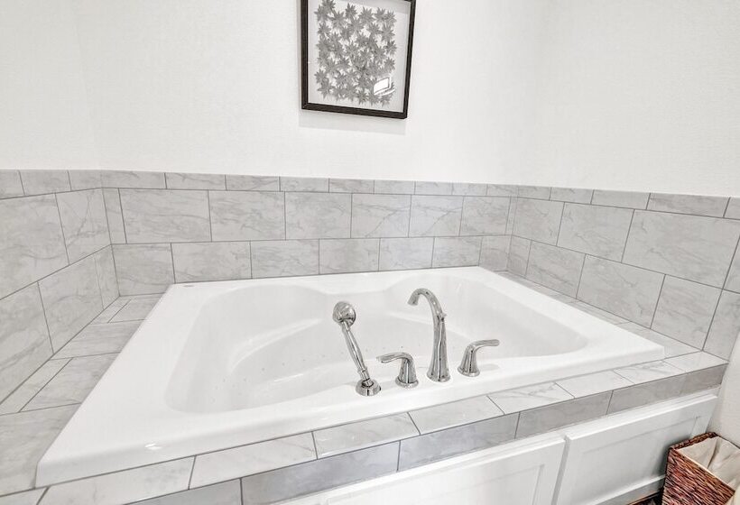 Schubert Inn Suite A With Pool Grill   2blks To Main