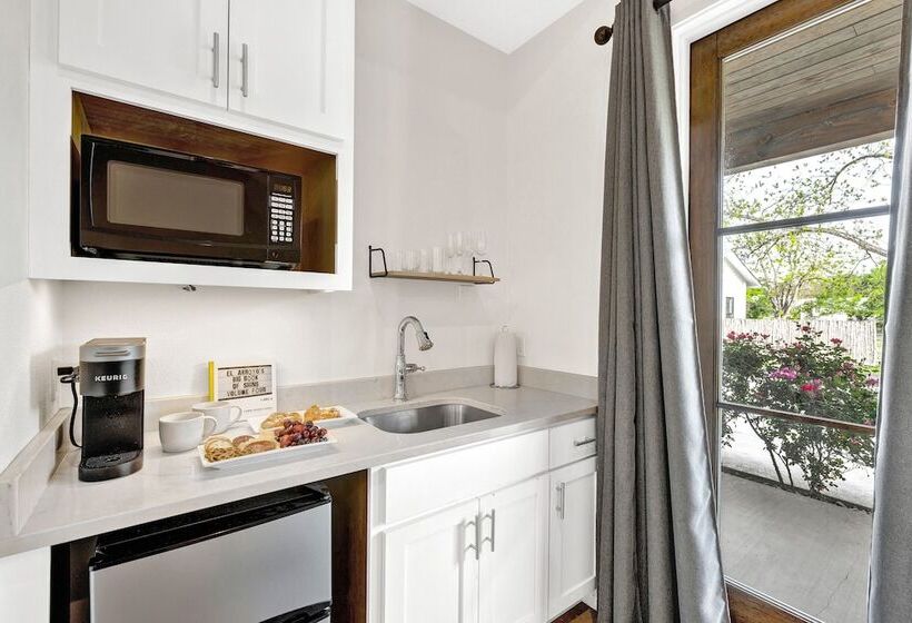 Schubert Inn Suite A With Pool Grill   2blks To Main