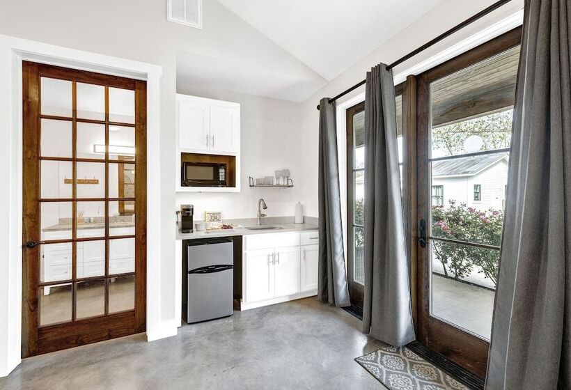 Schubert Inn Suite A With Pool Grill   2blks To Main