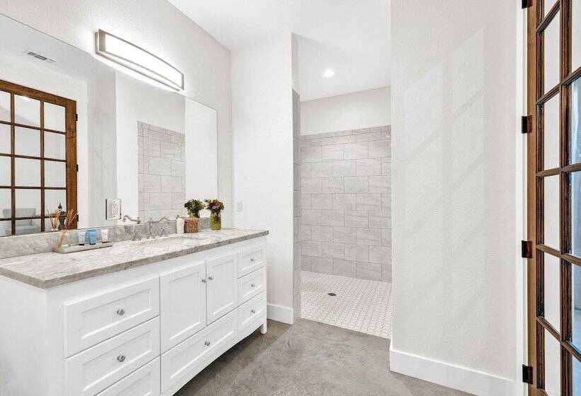 Schubert Inn Suite A With Pool Grill   2blks To Main