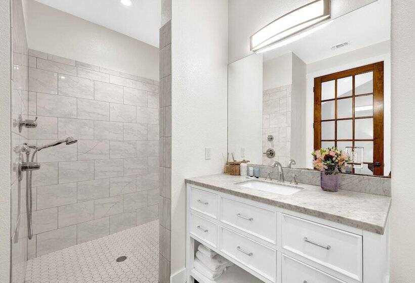 Schubert Inn Suite B With Pool & Grill   Walk To Main