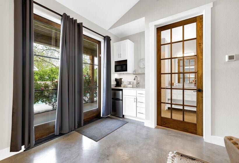 Schubert Inn Suite B With Pool & Grill   Walk To Main