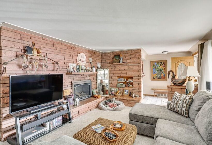 Private Lake: Home W/ Large Yard In Denver!