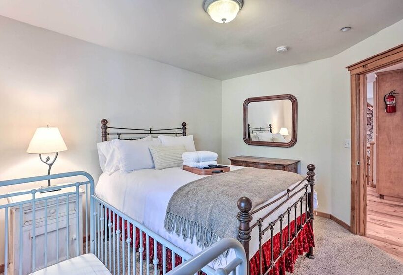 Spacious Lake Arrowhead Home W/ Putting Green