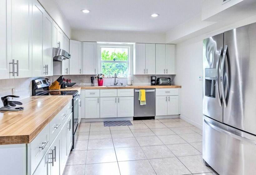 Spacious Lake Worth Escape < 3 Mi To Beach!