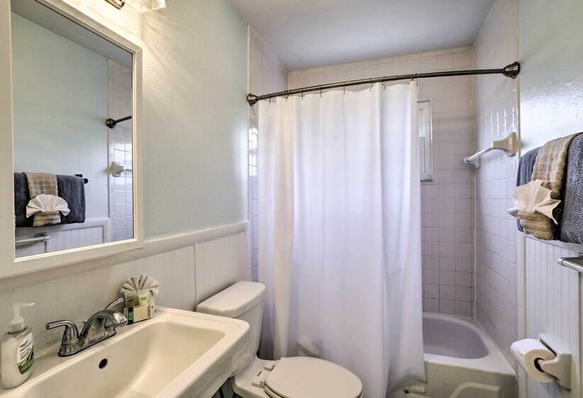 St Petersburg Hideaway W/ Fire Pit & Grill!