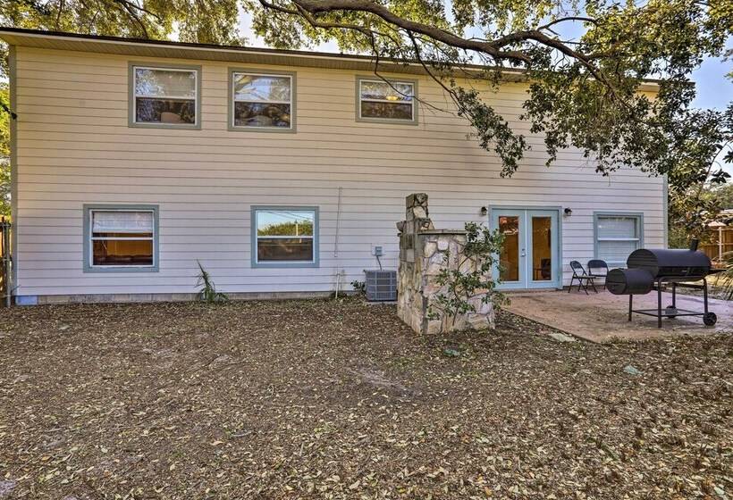 St Petersburg Hideaway W/ Fire Pit & Grill!
