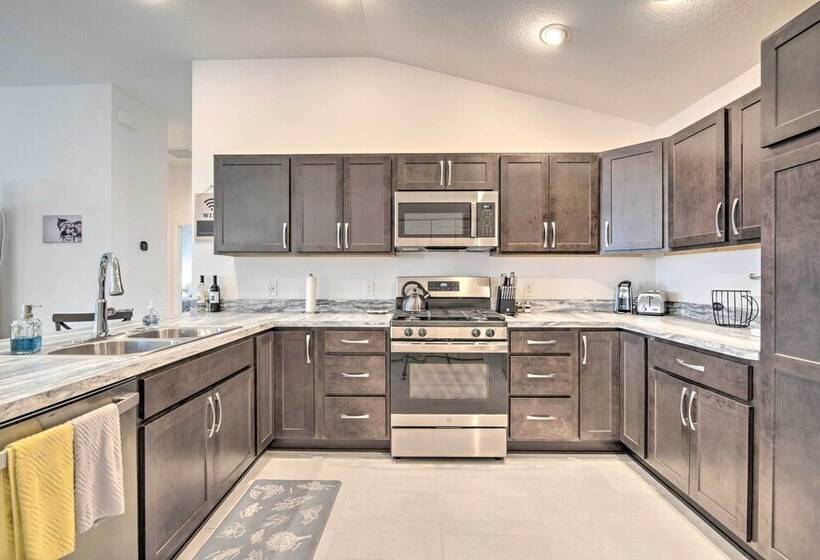 Sun Soaked Retreat In The Villages W/ Grill!