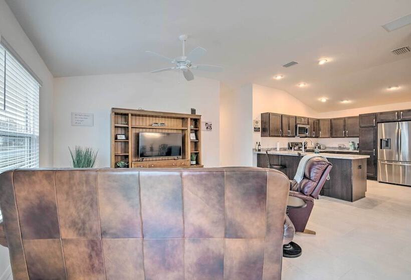 Sun Soaked Retreat In The Villages W/ Grill!