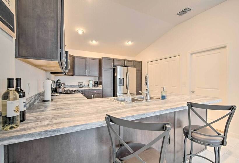 Sun Soaked Retreat In The Villages W/ Grill!