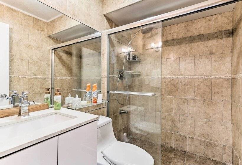 Sunny Miami Retreat   Pool, Patio & Gas Grill!