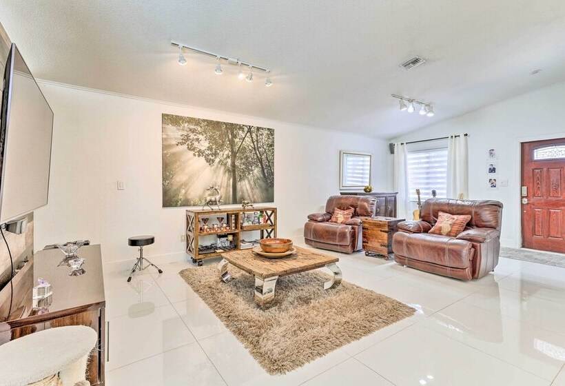 Sunny Miami Retreat   Pool, Patio & Gas Grill!