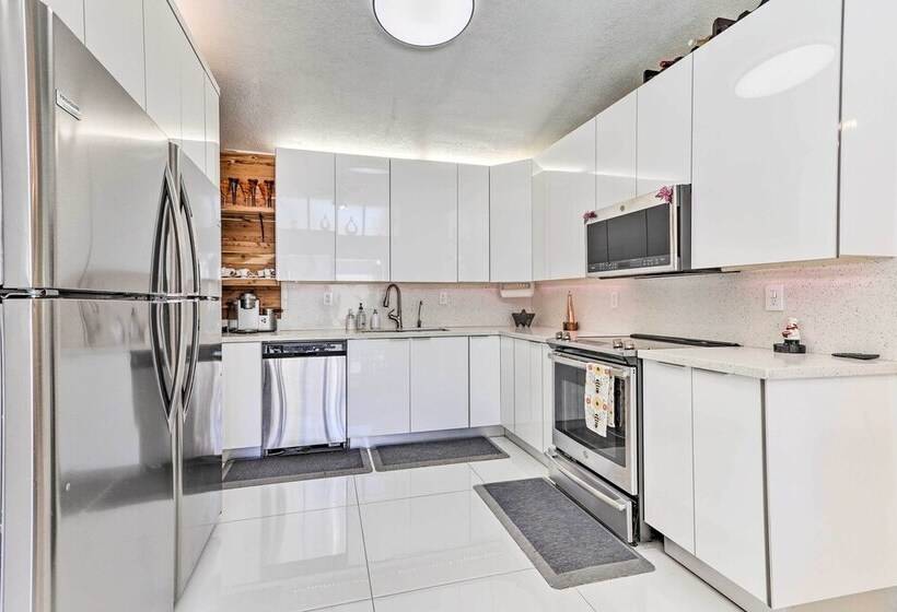 Sunny Miami Retreat   Pool, Patio & Gas Grill!