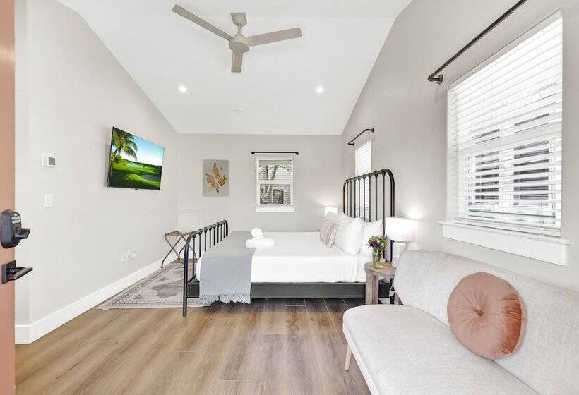 The Grove B Stylish Cottage   Walk To Main