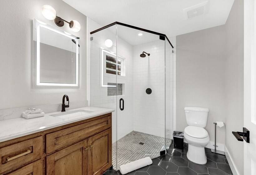 The Grove B Stylish Cottage   Walk To Main