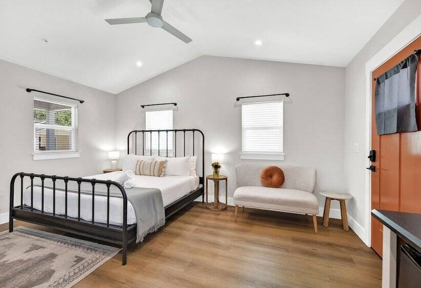 The Grove B Stylish Cottage   Walk To Main