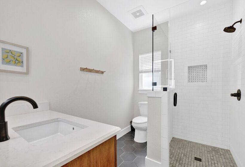 The Grove C With Hot Tub   Walk To Main Street