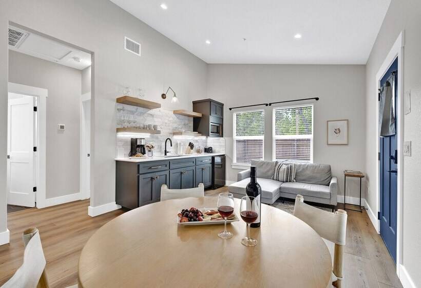 The Grove E With Hot Tub & King Bed   2 Blks To Main