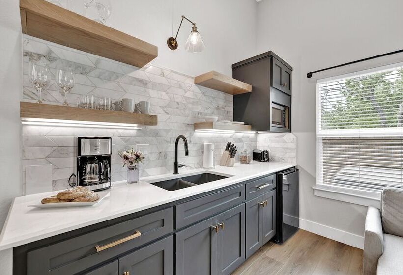 The Grove E With Hot Tub & King Bed   2 Blks To Main