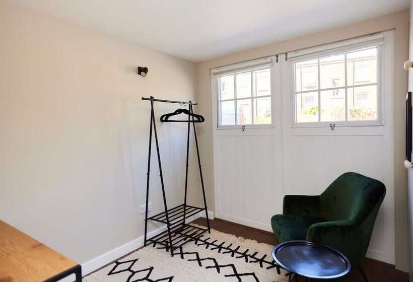 The Holland Park Crib   Classy 2bdr House