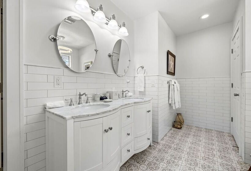 The Kenwood Gables Boutique Bed & Breakfast