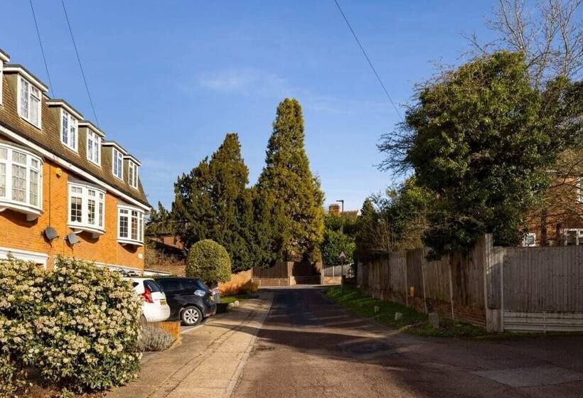 The Mill Hill Wonder Inviting 3bdr House With Garden