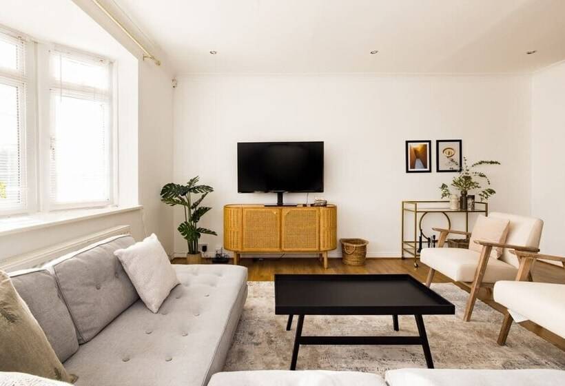 The Mill Hill Wonder Inviting 3bdr House With Garden