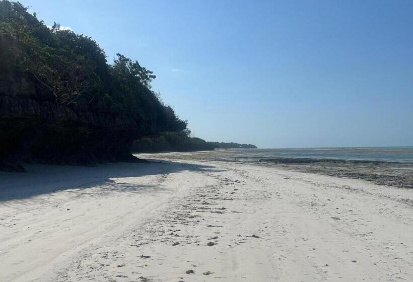 Tropical Boutique Hotel & Resto